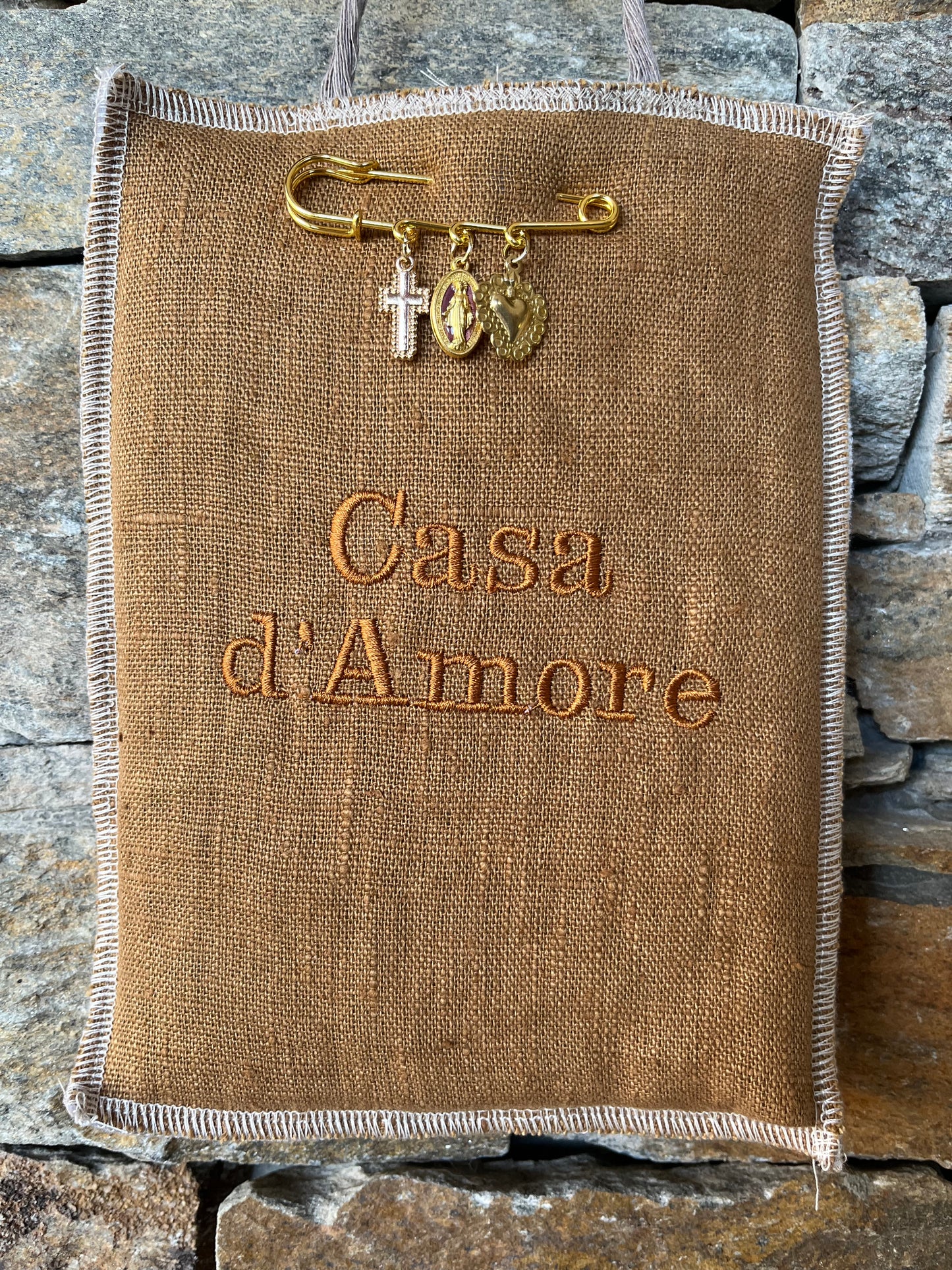 Grigri « Casa d’Amore » et son épingle (tabac)