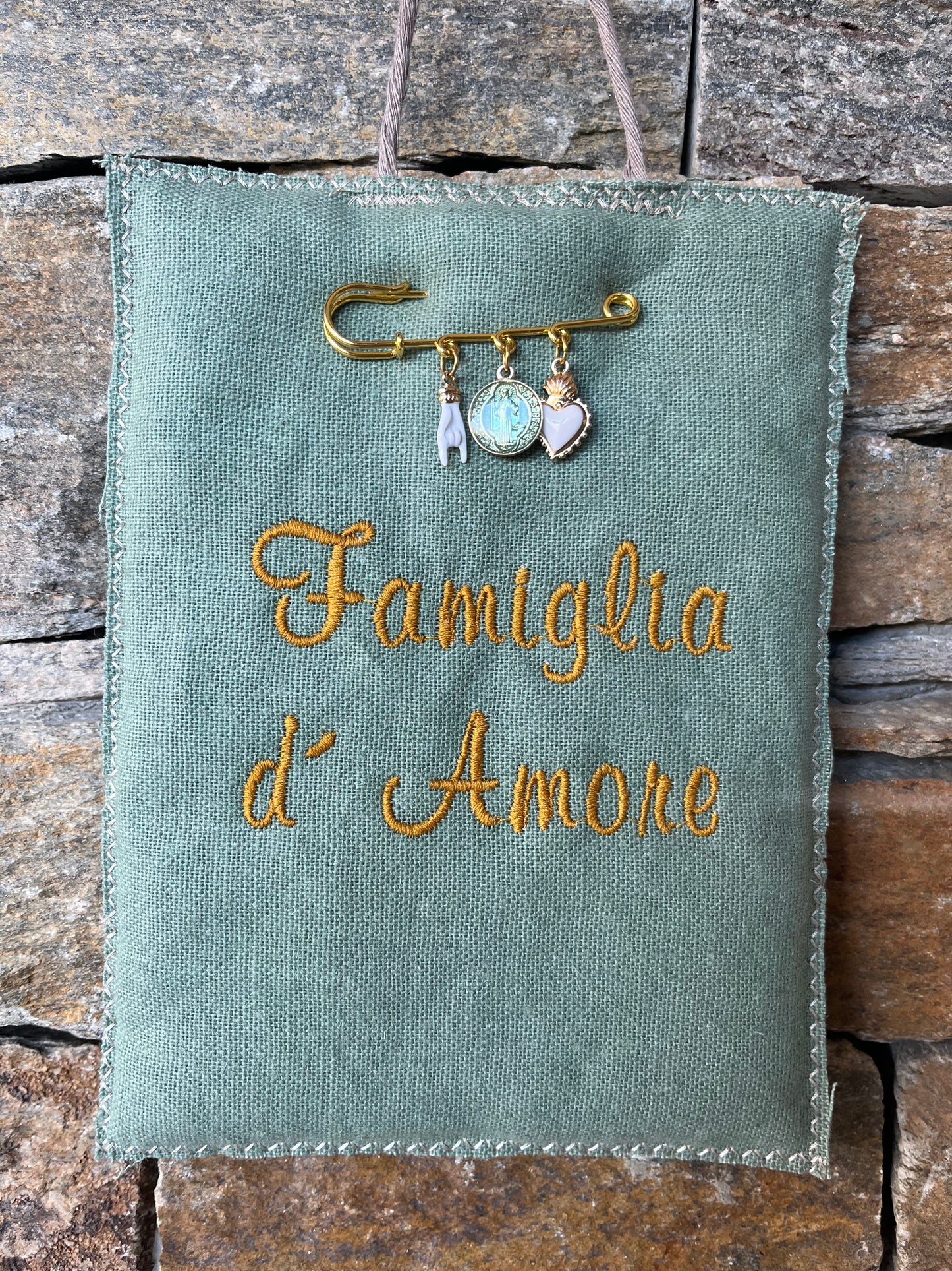 Grigri « Famiglia d’Amore » et son épingle (vert d’eau)