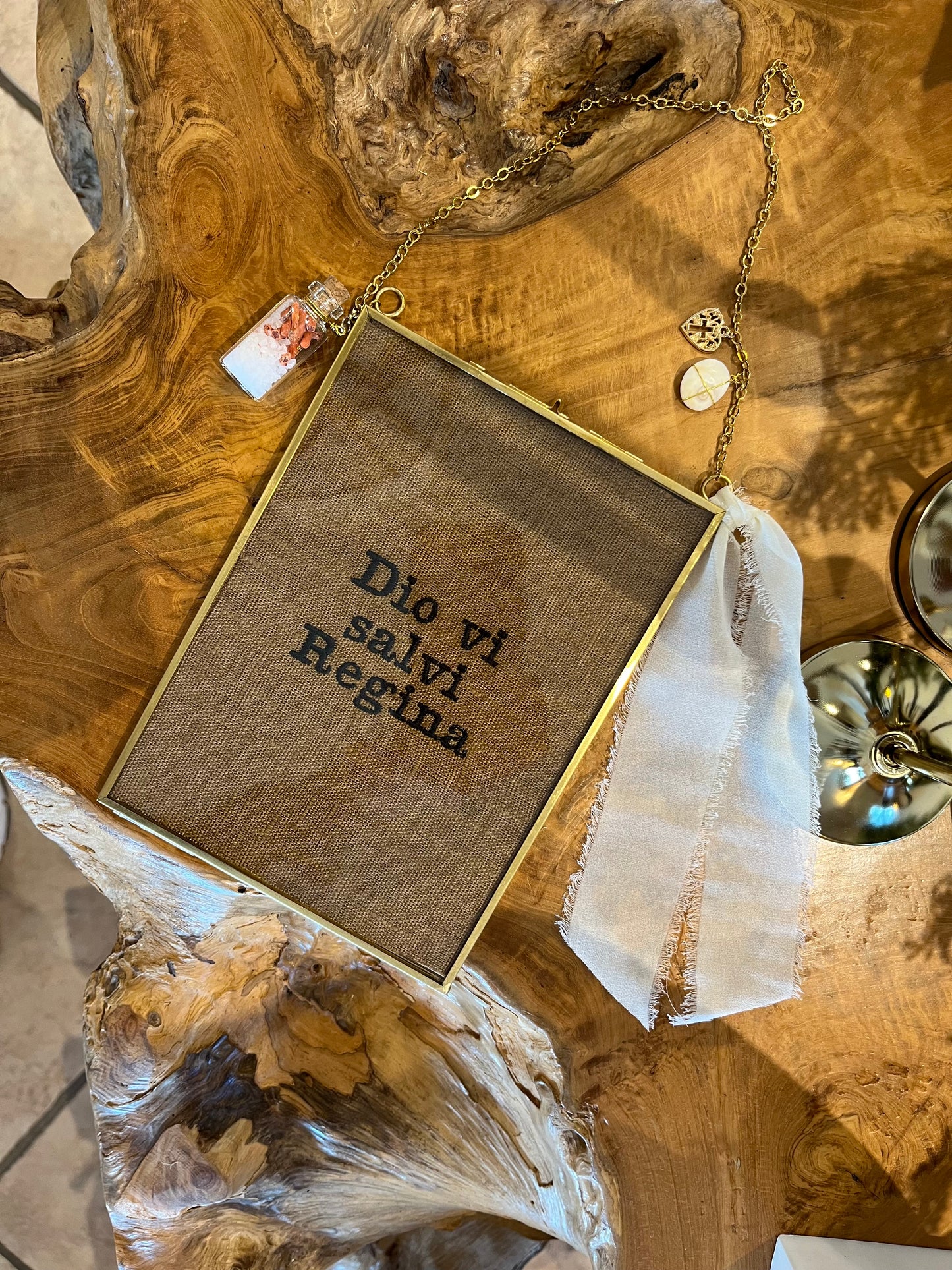 Cadre «Dio vi salvi Regina» grand modèle (tabac)