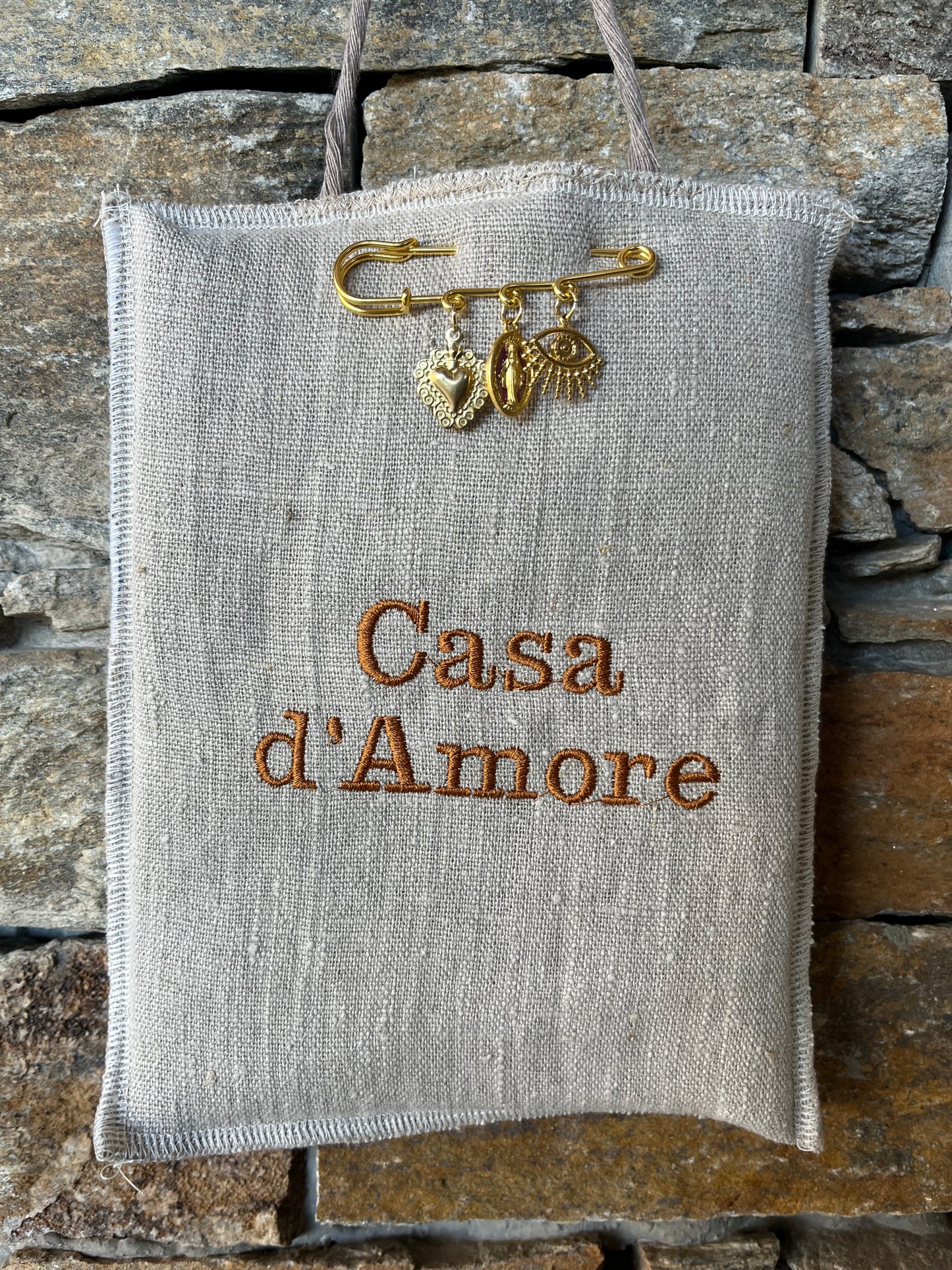 Grigri « Casa d’Amore » et son épingle (naturel)