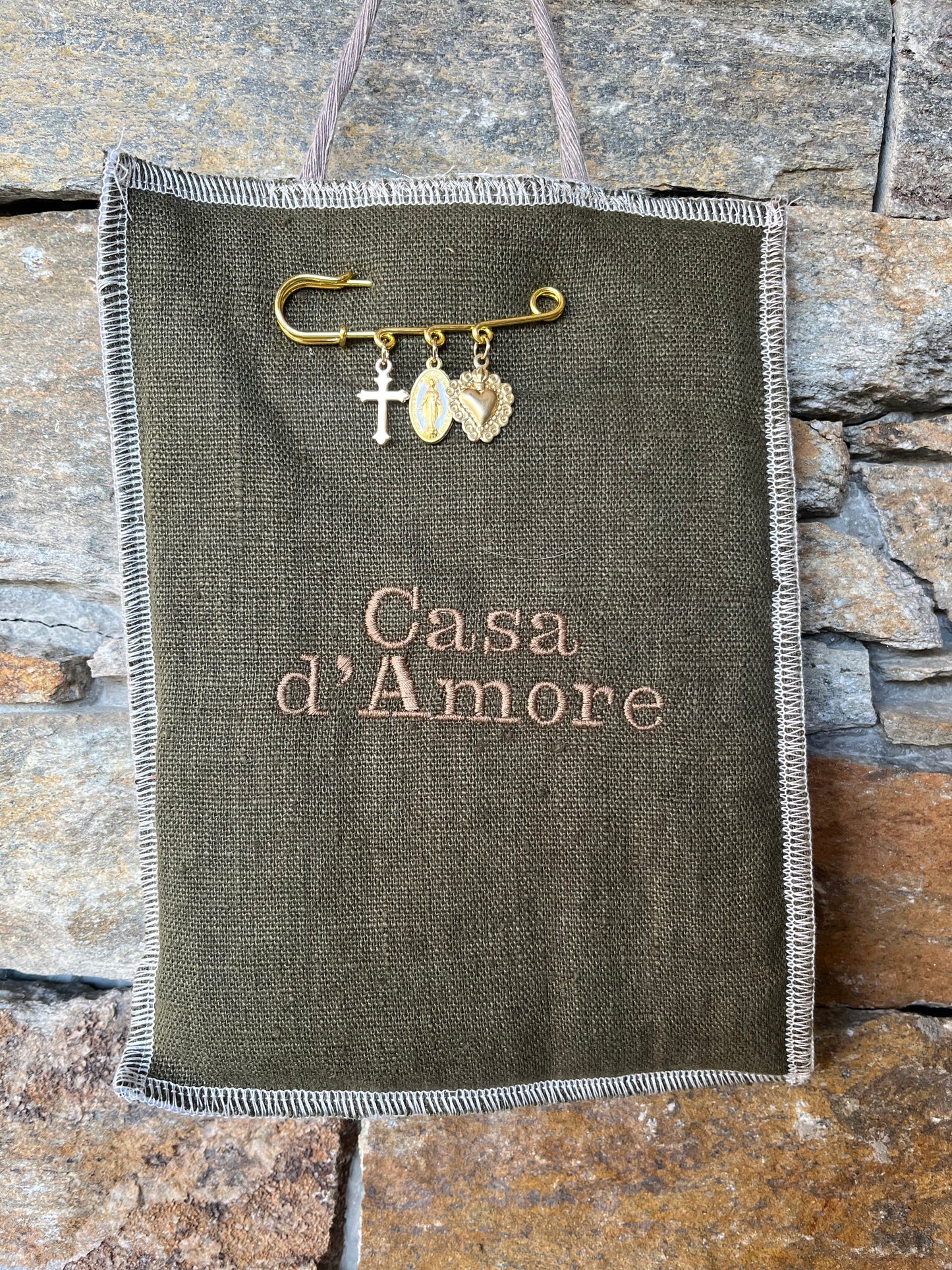 Grigri « Casa d’Amore » et son épingle (kaki)