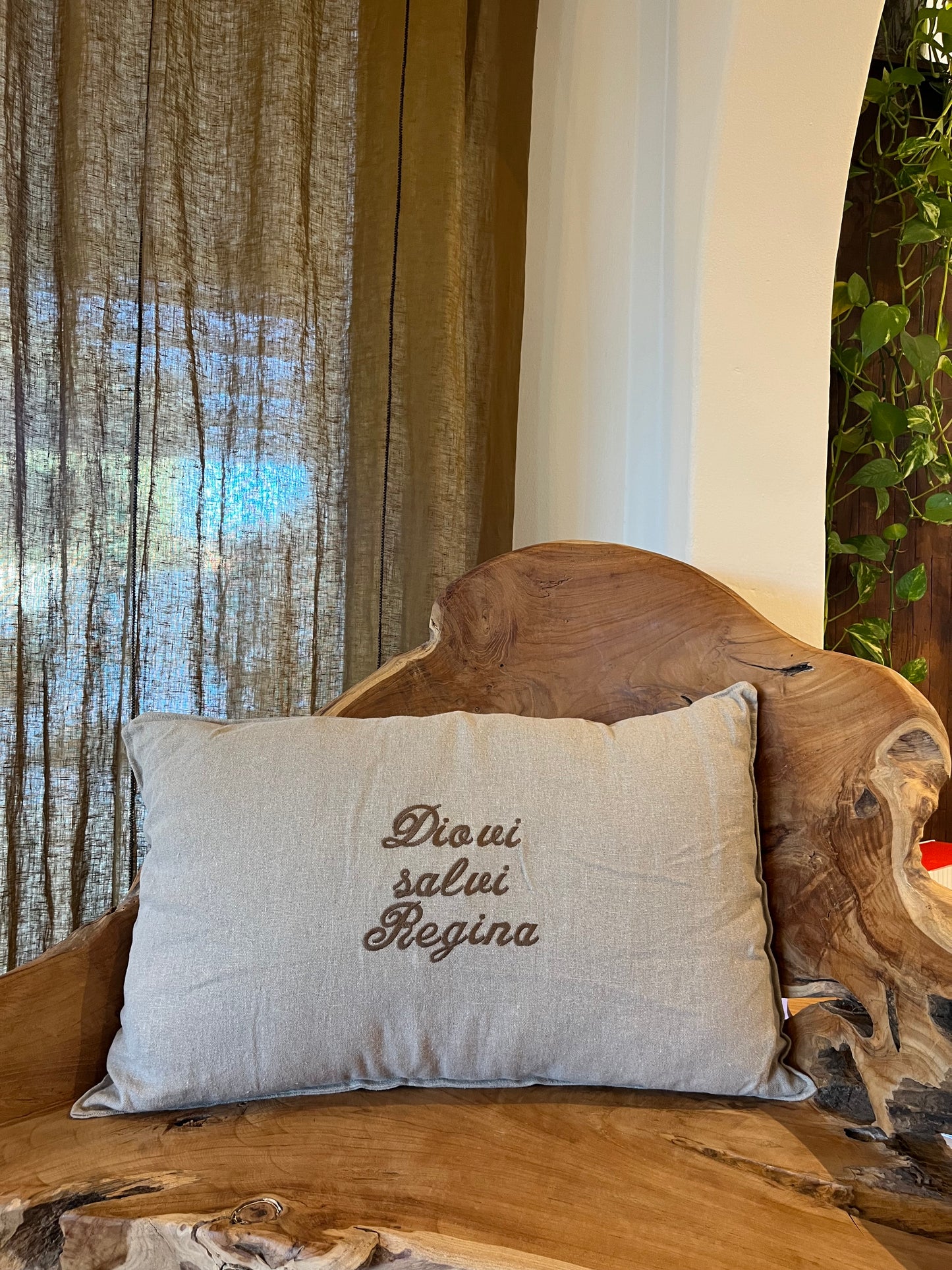 Coussin en Lin rectangulaire "Dio vi salvi Regina" brodé (naturel)