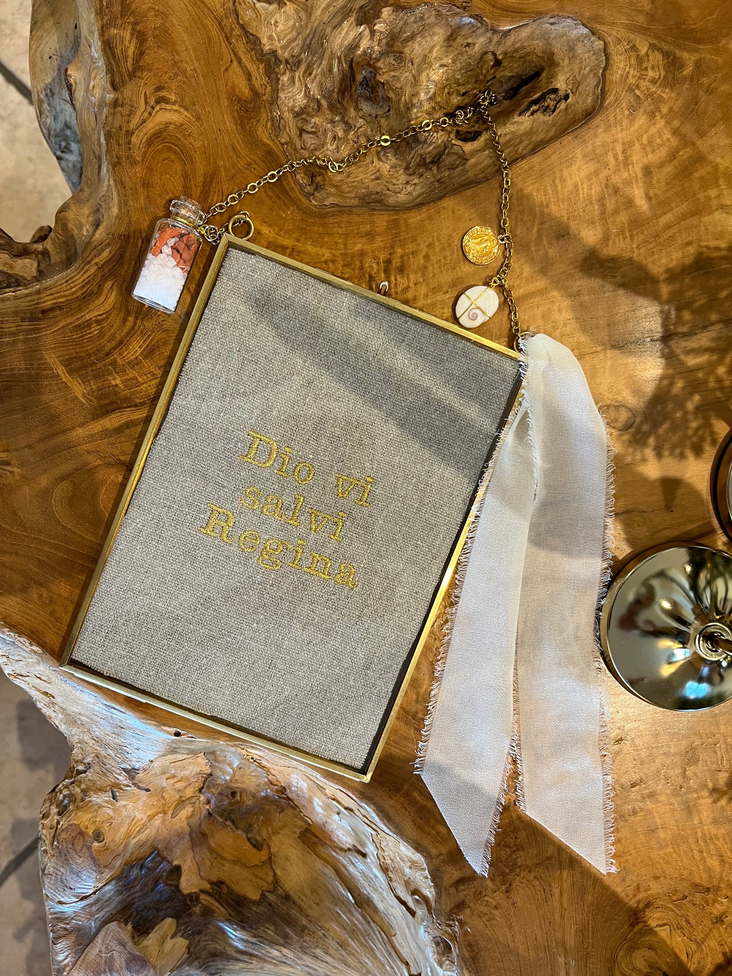 Cadre «Dio vi salvi Regina» grand modèle (naturel brodé doré)