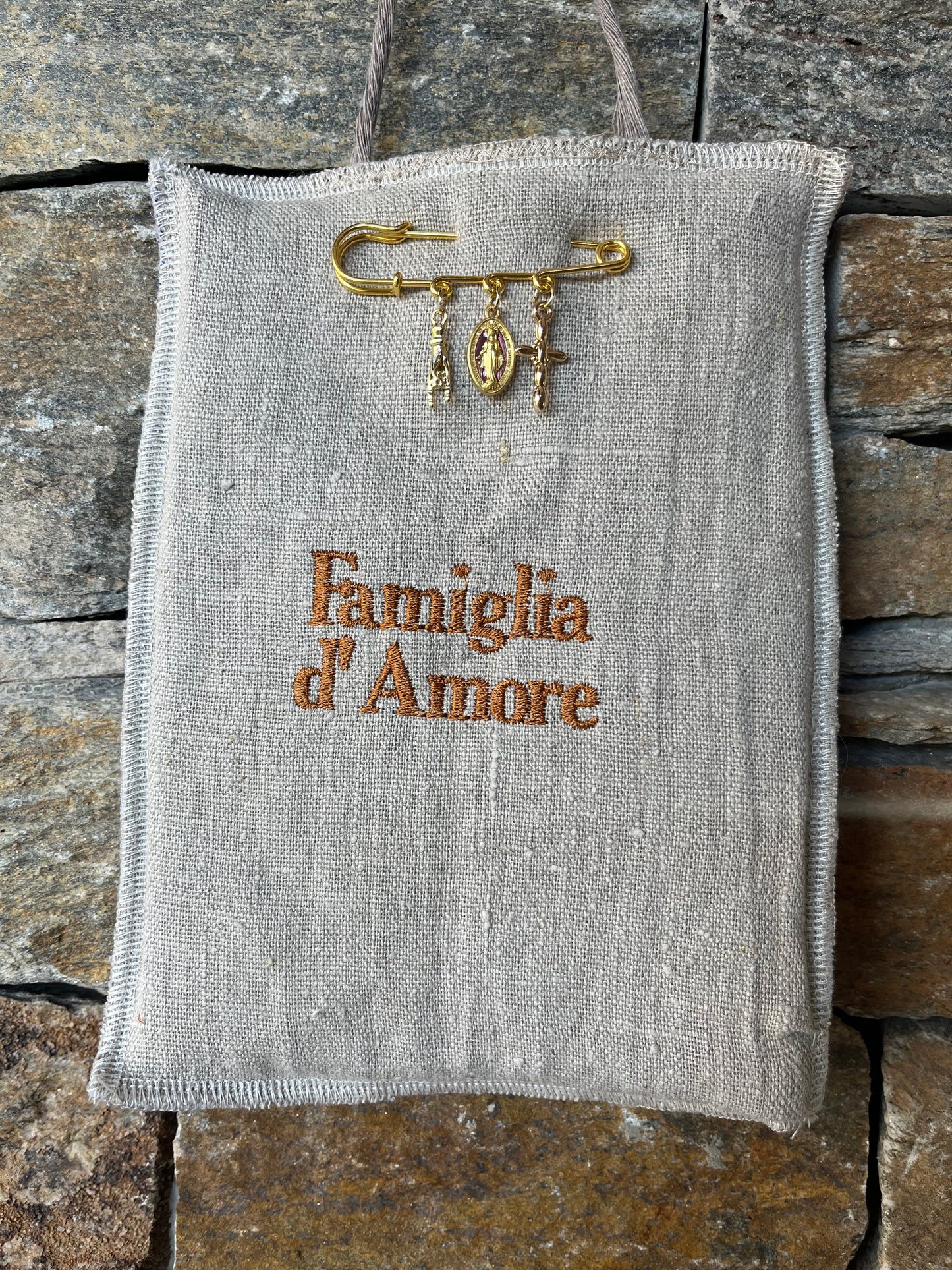 Grigri « Famiglia d’Amore » et son épingle (naturel brodé cuivré)