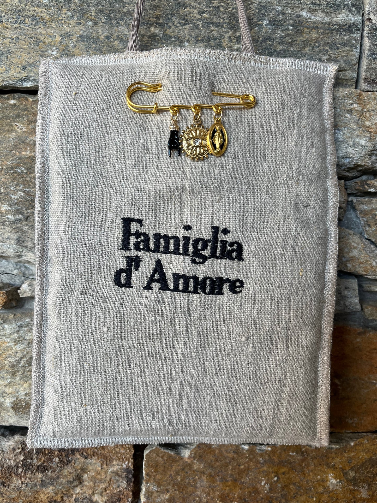 Grigri « Famiglia d’Amore » et son épingle (naturel brodé noir)