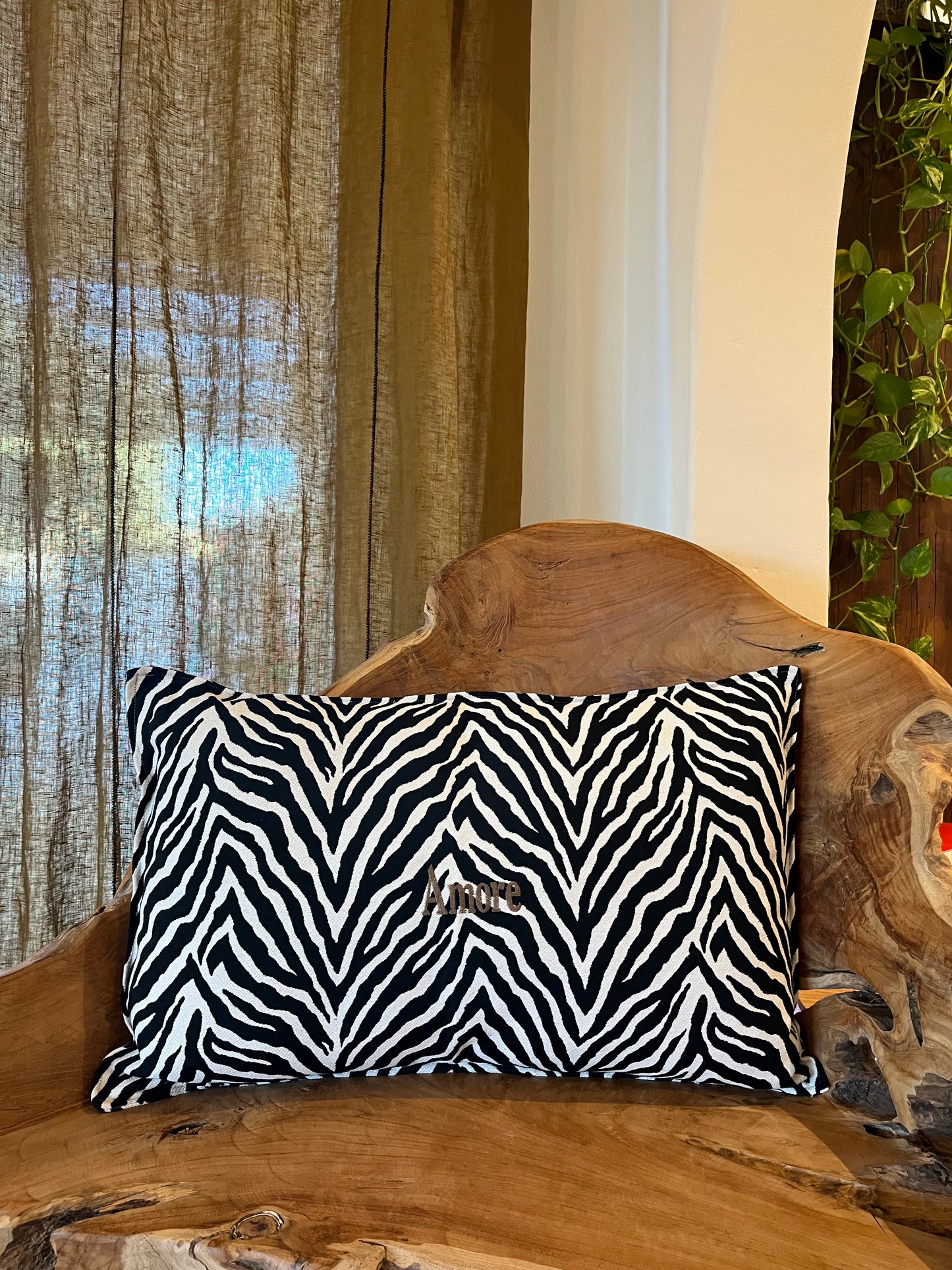Coussin en Lin rectangulaire "Amore" brodé (zèbre)
