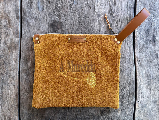 Pochette brodée « A Muredda » moutarde
