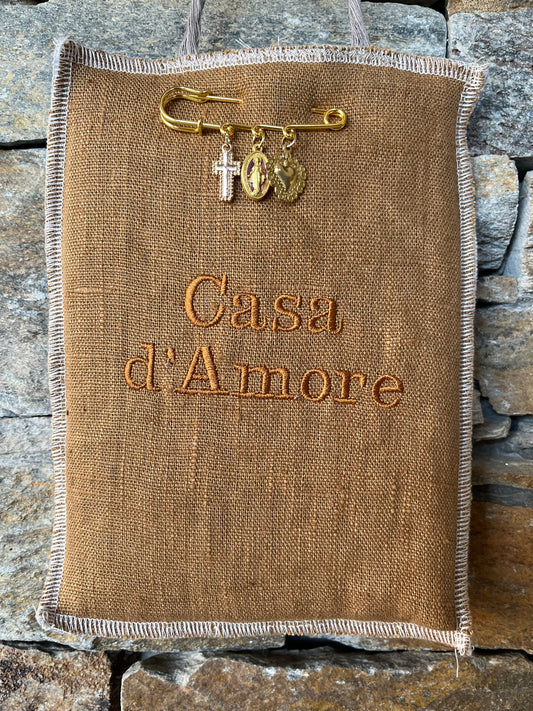 Grigri « Casa d’Amore » et son épingle (tabac)