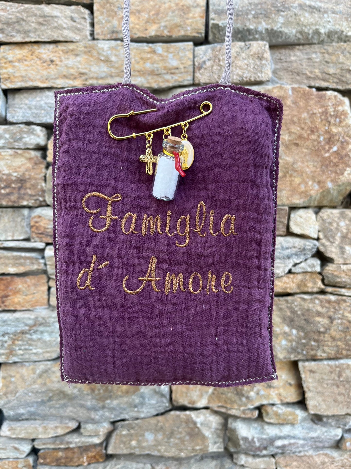 Grigri « Famiglia d’Amore » et son épingle porte-bonheur (plusieurs coloris)