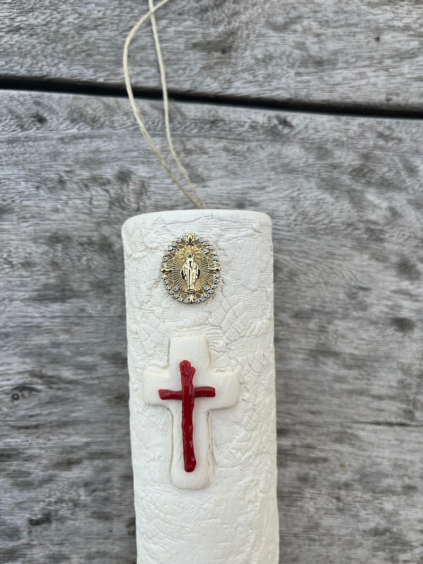 Soliflore « croix » corail et médaille de la Vierge