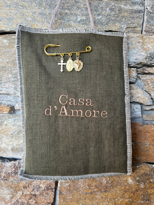 Grigri « Casa d’Amore » et son épingle (kaki)