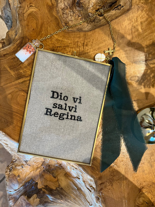 Cadre «Dio vi salvi Regina» grand modèle (naturel brodé noir)