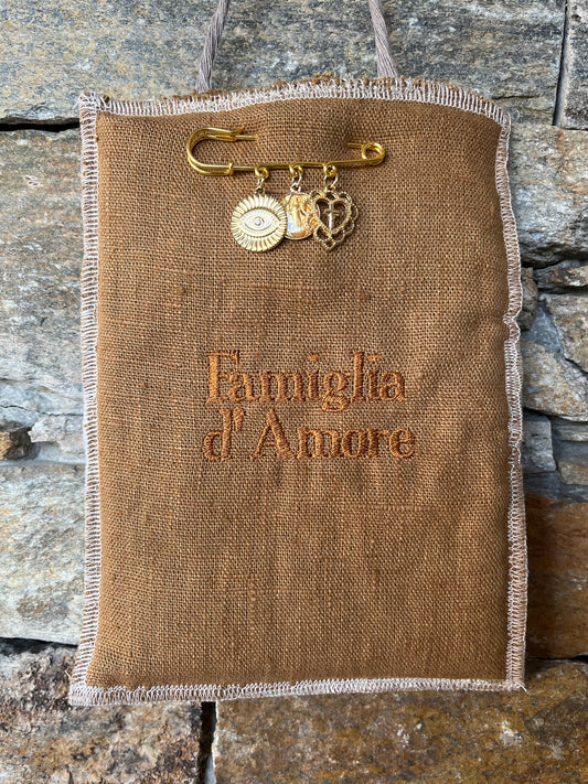 Grigri « Famiglia d’Amore » et son épingle (tabac)