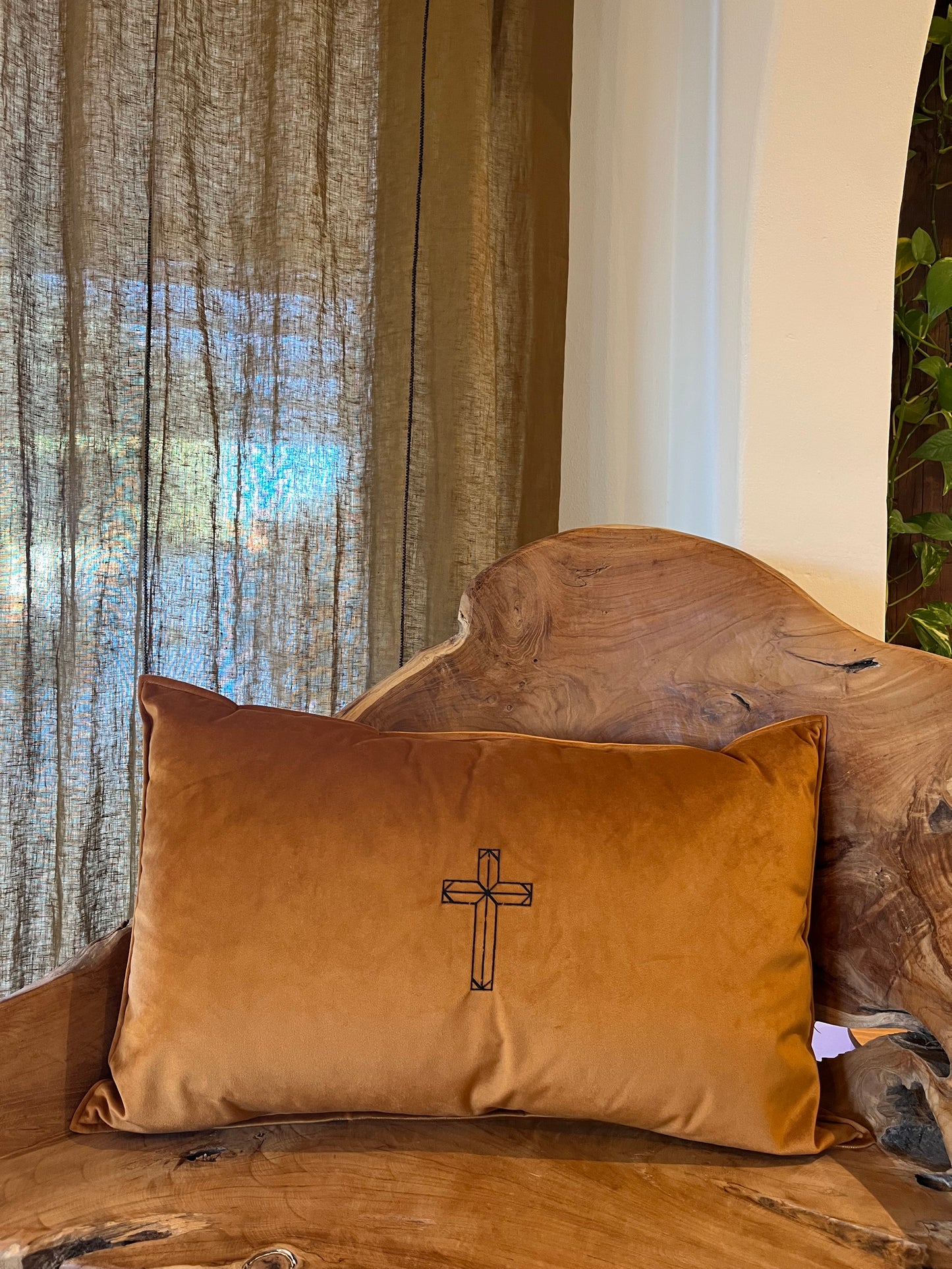 Coussin en Lin rectangulaire "Croix" brodé (caramel velours)