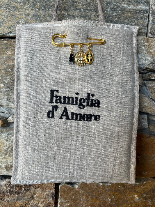 Grigri « Famiglia d’Amore » et son épingle (naturel brodé noir)