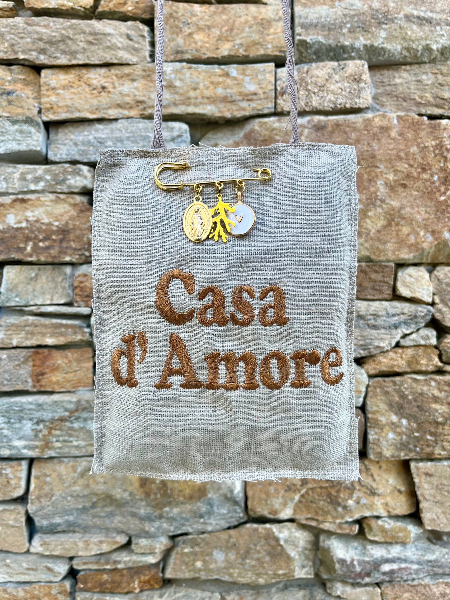 Grigri « Casa d’Amore » et son épingle porte-bonheur (plusieurs coloris)