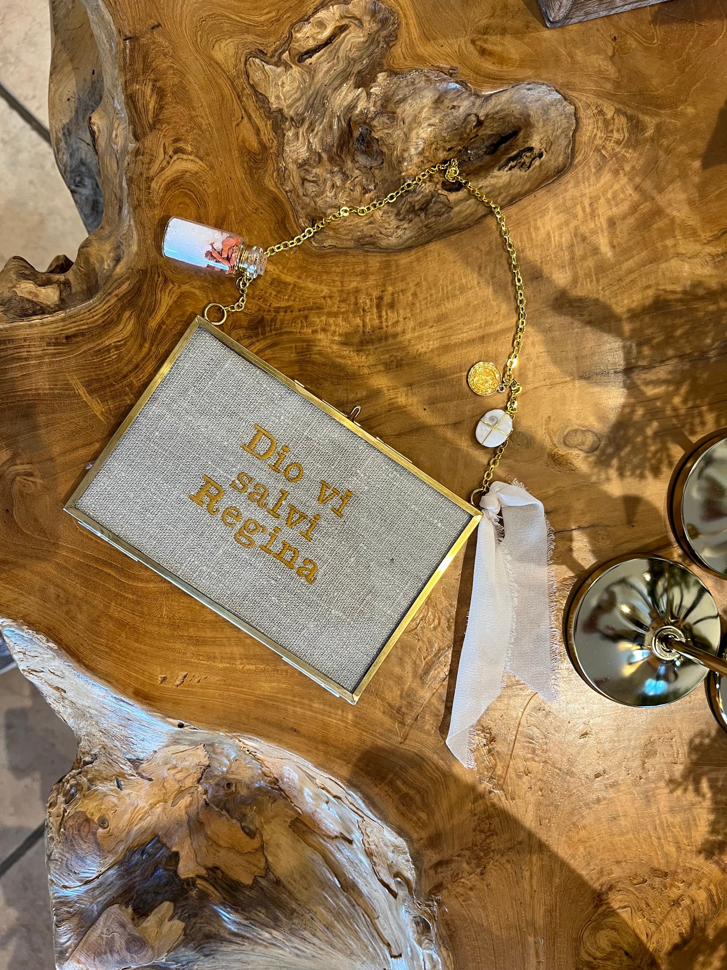 Cadre «Dio vi Salvi Regina» petit modèle (naturel brodé jaune)